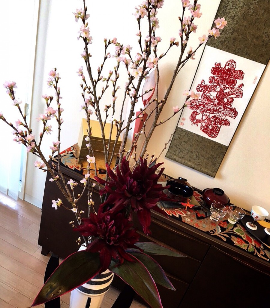お料理教室に飾られた桜とダリア(黒蝶)