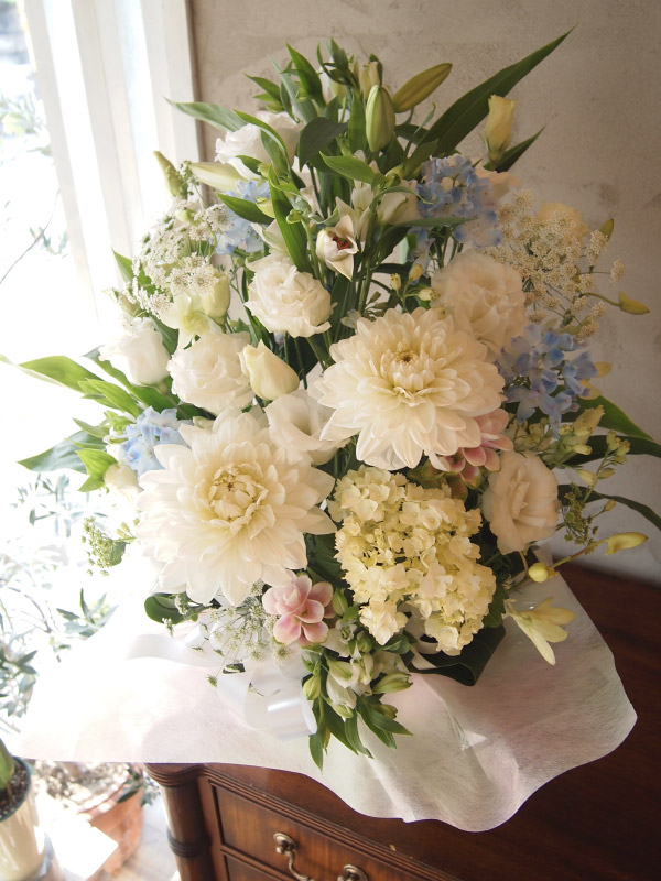 お供え花・命日の花・葬儀の花・お盆の花を贈る時の相場や注意点
