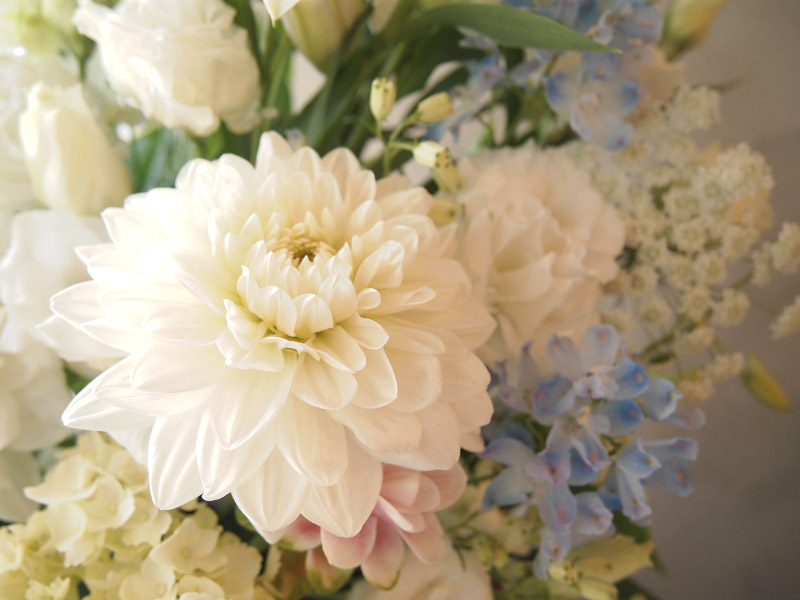 白を基調に優しいお色目でお作りするお供え花