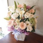 お供え花・命日の花・葬儀の花・お盆の花を贈る時の相場や注意点